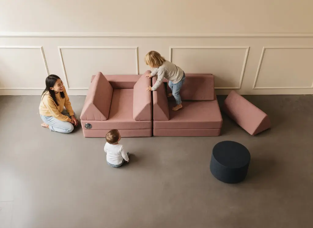 Kind spielt im Kinderzimmer mit bunten Stapelsteinen – Bewegungsspielzeug mieten bei LittleLoopa
