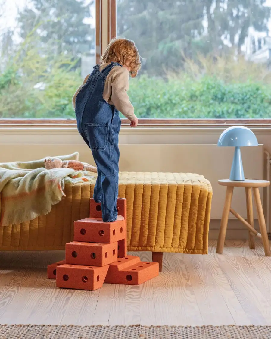Kind nutzt MODU Bausteine als Treppe – MODU mieten für vielseitiges Motorikspiel
