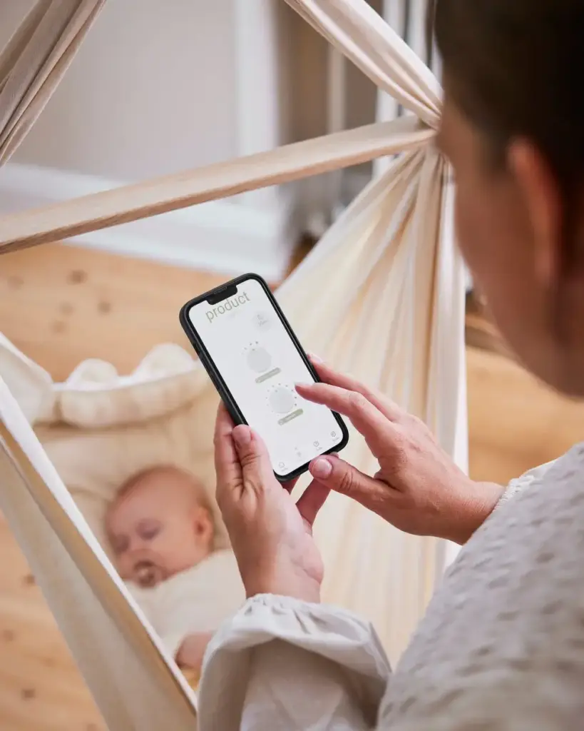 App-Steuerung der MEMBANTU Federwiege zur individuellen Anpassung der Bewegung