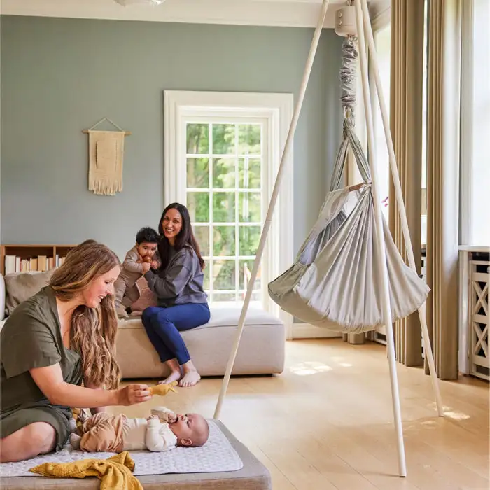 Familienalltag im Wohnzimmer mit Federwiege – entspannte Atmosphäre beim Federwiege mieten