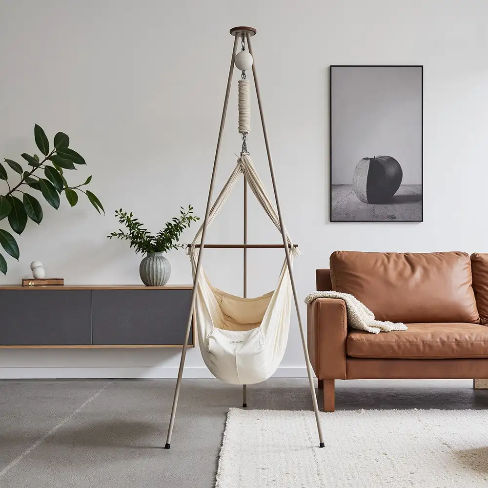 Federwiege im Wohnzimmer mit Holzgestell – ideal zum Federwiege mieten für ruhigen Babyschlaf