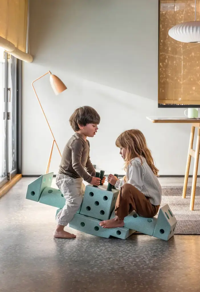 Junge und Mädchen spielen gemeinsam mit MODU – MODU mieten für kreatives Bewegungsspiel