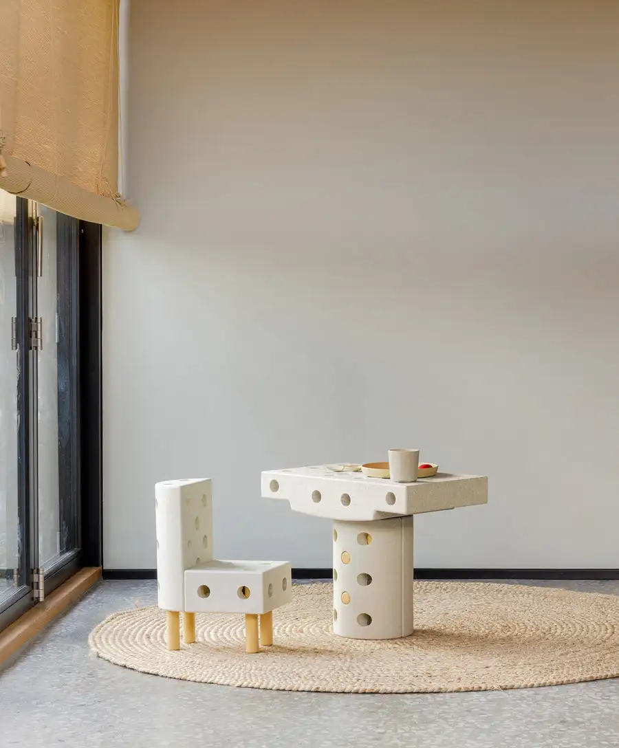 Modularer Kindertisch mit passendem Stuhl gebaut aus vielseitigen Modu Bausteinen